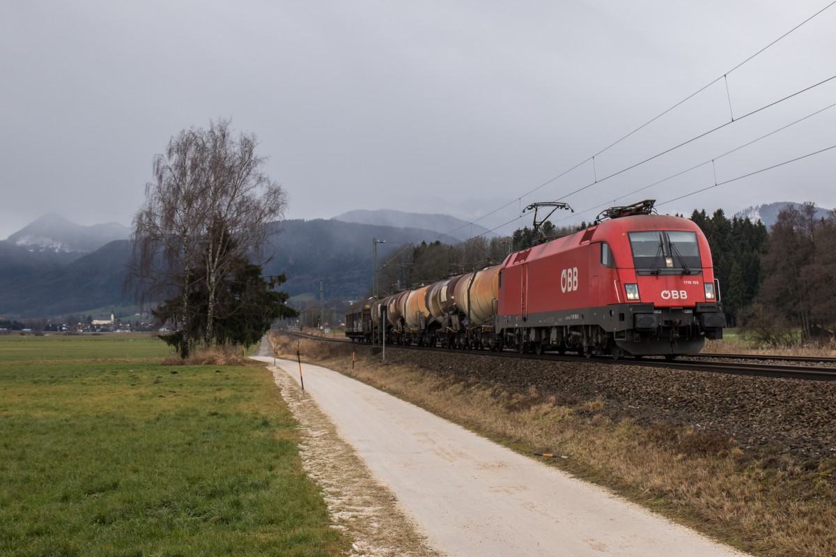 1116 105-8 mit einem gemischten G�terzug aus Salzburg kommend am 5. Januar 2016 kurz vor Prien am Chiemsee.