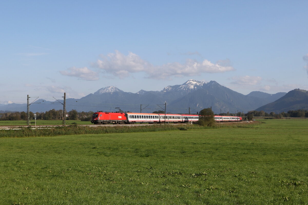 1116 105 mit einem  EC  aus Salzburg kommend am 18. September 2024 bei Bernau am Chiemsee.