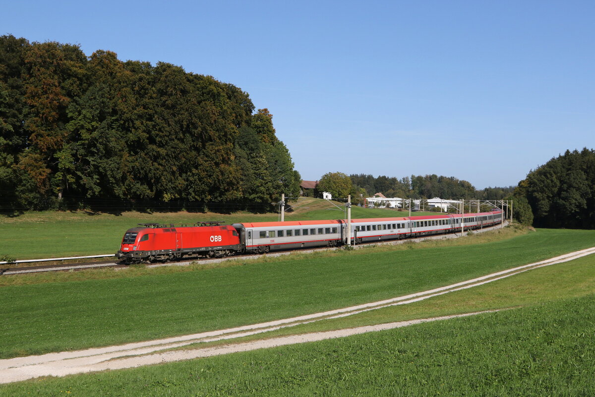 1116 112 war am 11. Oktober 2023 bei Axdorf im Chiemgau mit einem  EC  in Richtung M�nchen unterwegs.