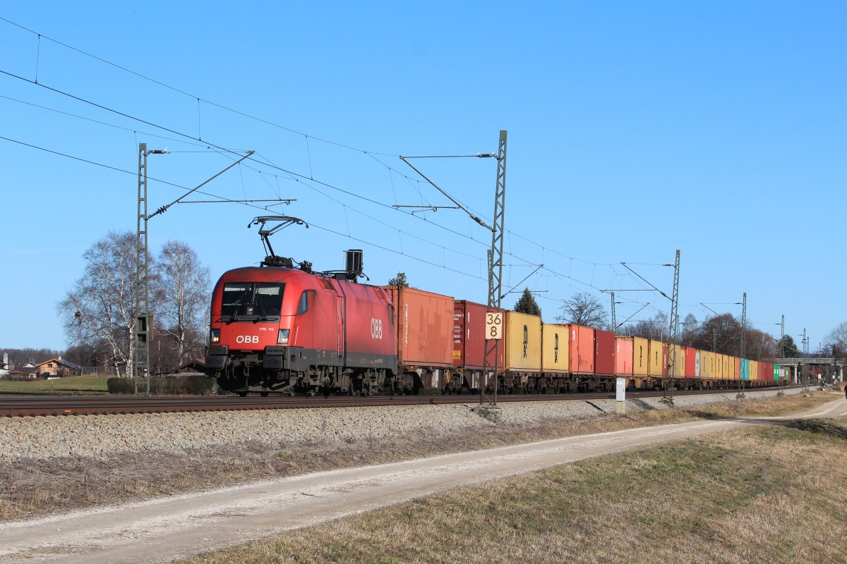 1116 113-1 kam am 6. Februar 2014 mit einem Containerzug aus Salzburg. Aufgenommen bei �bersee am Chiemsee.