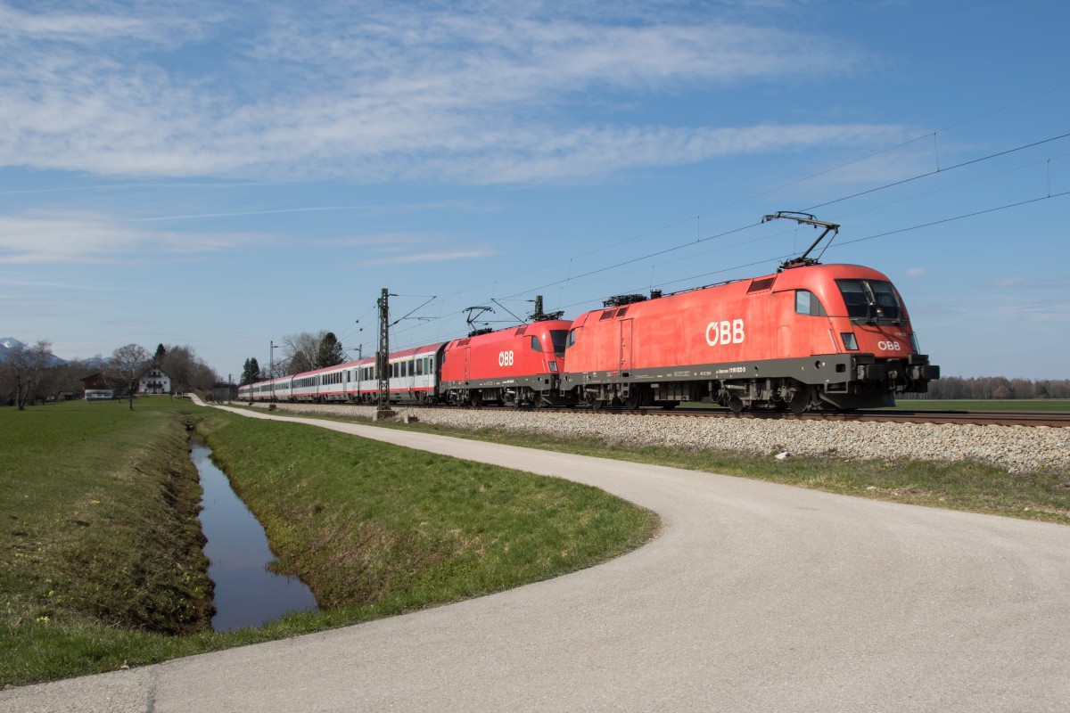 1116 122-3 und 1016 049-9 waren am 8. April 2015 bei �bersee in Richtung Salzburg unterwegs.