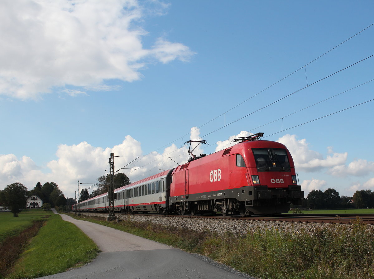 1116 122-3 war am 9. Oktober 2016 bei �bersee am Chiemsee in Richtung Salzburg unterwegs.
