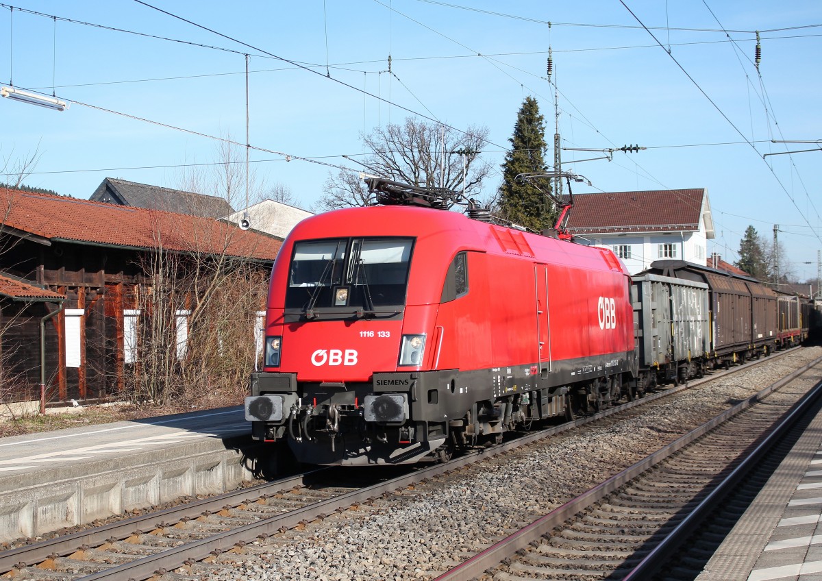 1116 133-8 durchf�hrt am 9. April 2015 mit einem G�terzug den Bahnhof von Prien am Chiemsee.