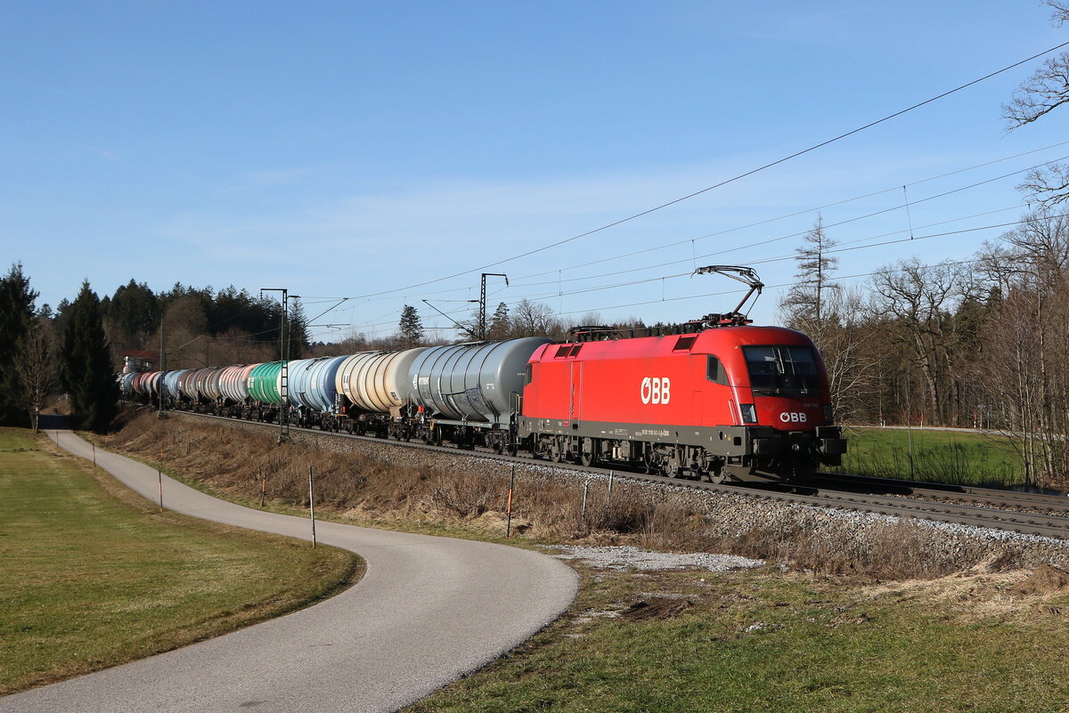 1116 140 mit einem Kesselwagenzug aus M�nchen kommend am 30. Dezember 2023 bei Hufschlag im Chiemgau.