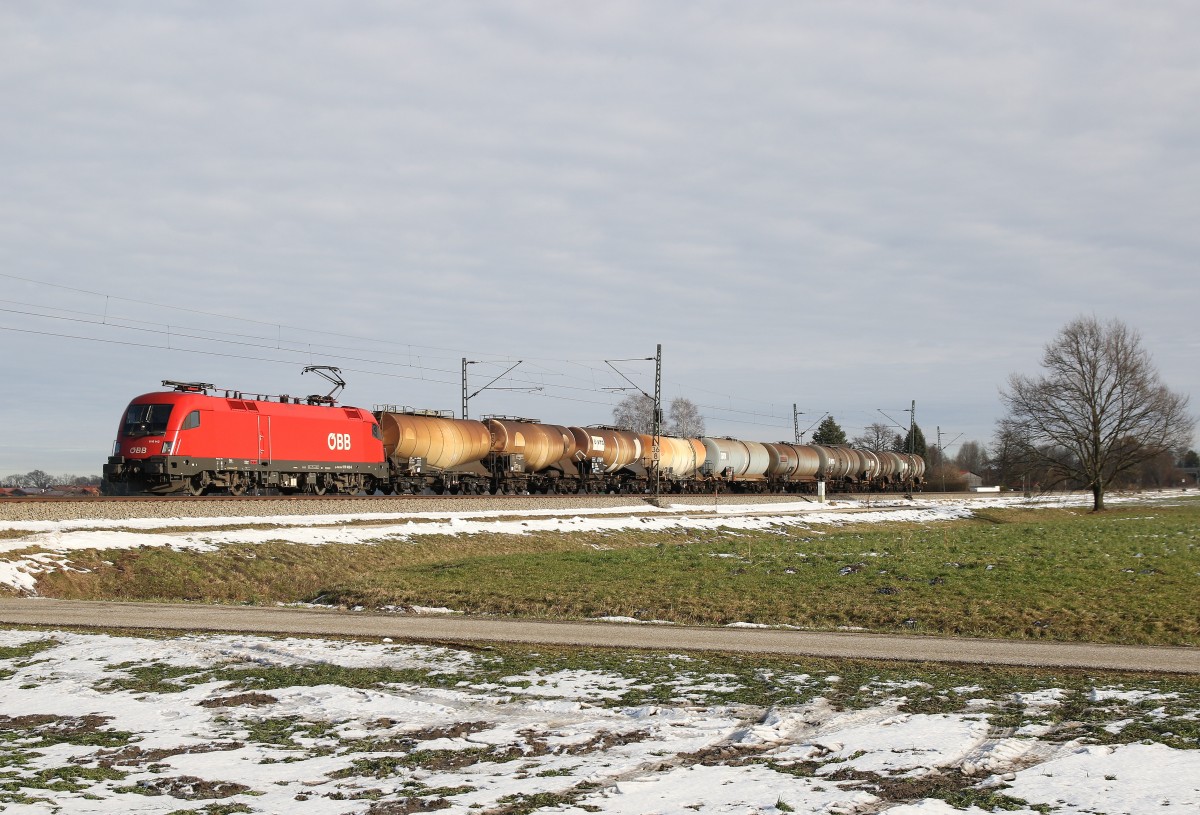 1116 142-9 mit einem Kesselwagenzug am 6. Januar 2015 bei �bersee am Chiemsee.