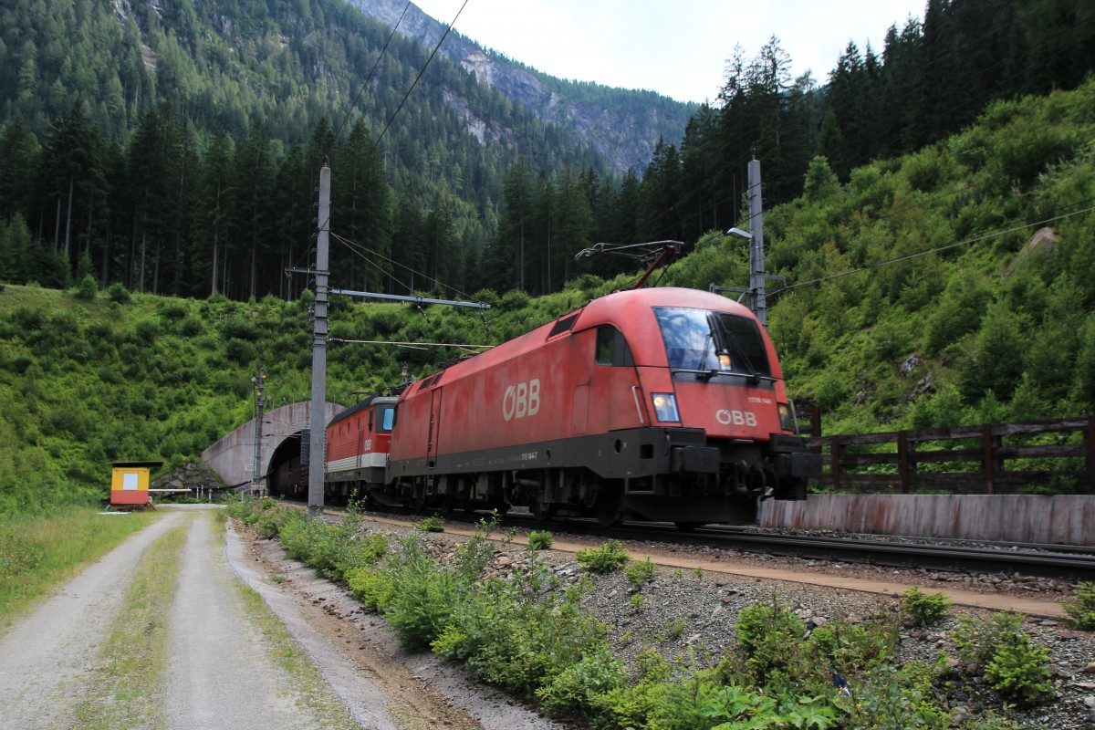 1116 144-5 nach der Ausfahrt aus den Tauern-Tunnel bei B�ckstein am 6. August 2014.