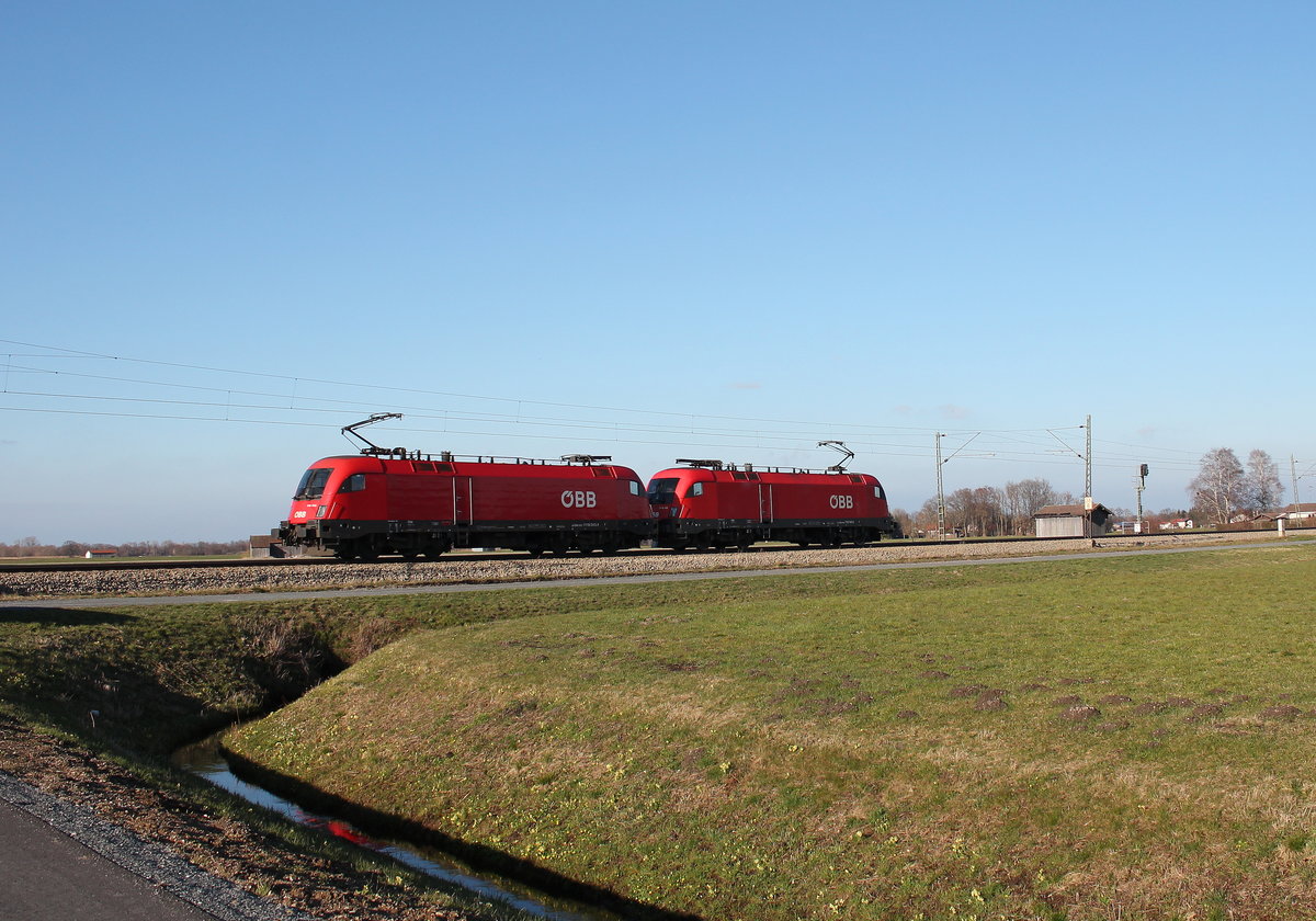 1116 145-4 und 1116 043-1 auf dem Weg nach Salzburg. Aufgenommen am 26. M�rz 2016 bei �bersee.