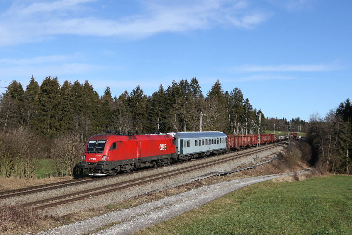 1116 149 mit einem kurzen gemischten G�terzug aus Salzburg kommend am 16. Januar 2023 bei Sossau im Chiemgau.