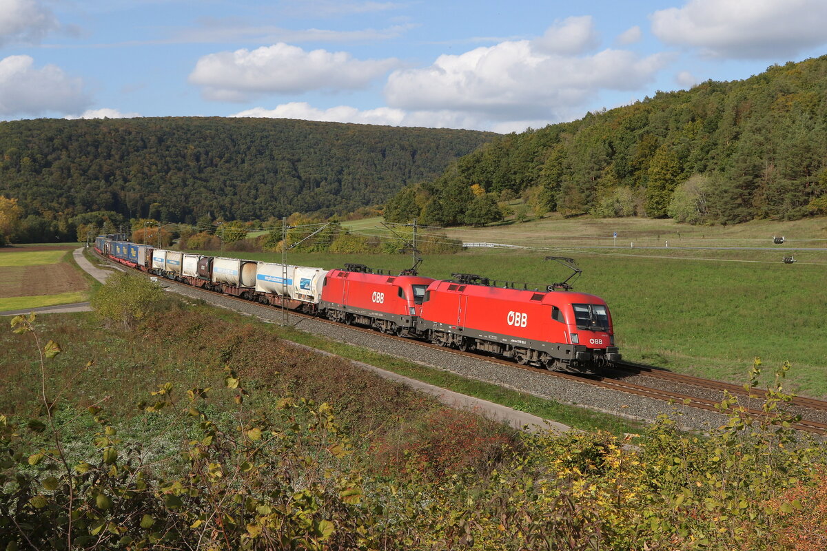 1116 151 und 1116 078 mit einem  KLV  aus Gem�nden kommend am 11. Oktober 2022 bei Harrbach am Maian.