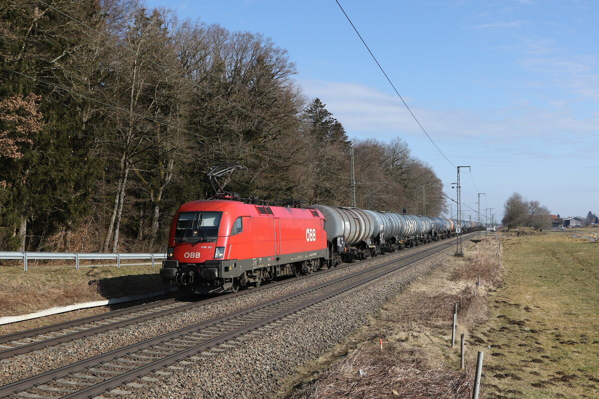1116 151 mit einem Kesselwagenzug aus Salzburg kommend am 20. Februar 2025 bei Hufschlag.