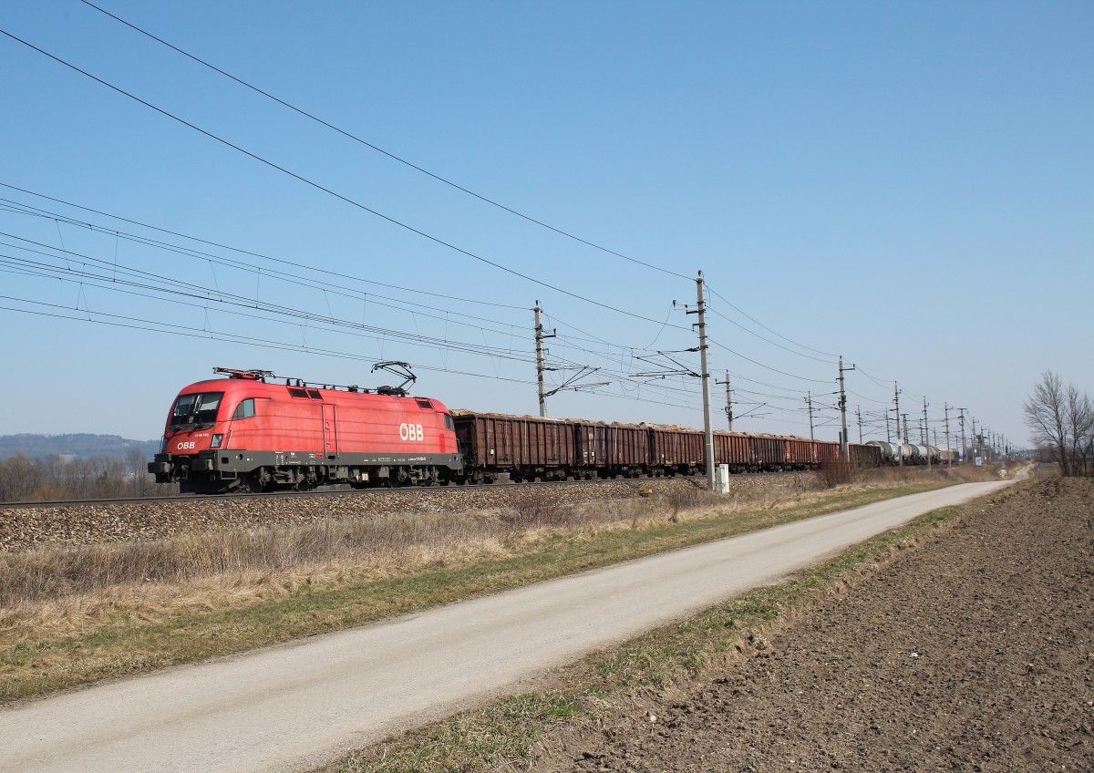 1116 152-0 kam am 18. M�rz 2015 mit einem gemischten G�terzug aus St. P�lten. Aufgenommen bei Gro�sierning.