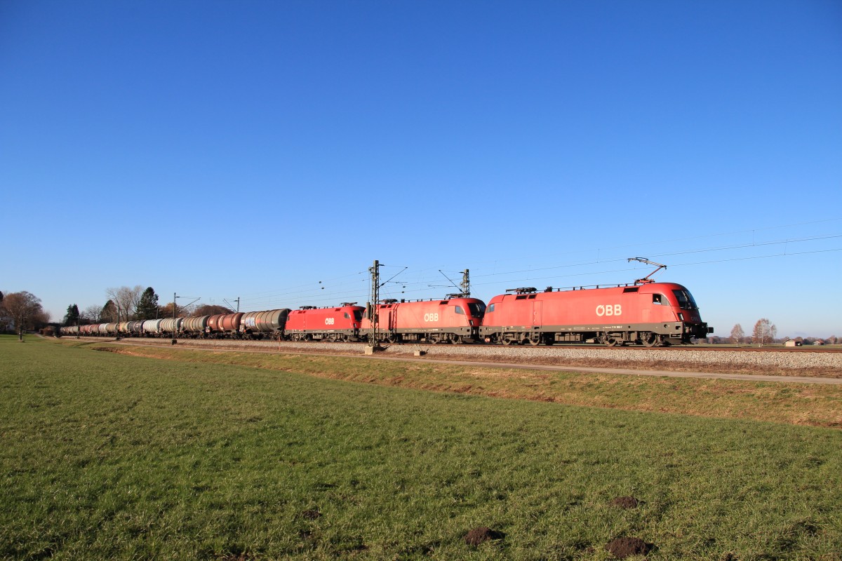 1116 163-7 und zwei weitere Loks der Baureihe 1116 waren am 1. Dezember 2013 mit einen Kesselwagenzug bei �bersee am Chiemsee in Richtung unterwegs.