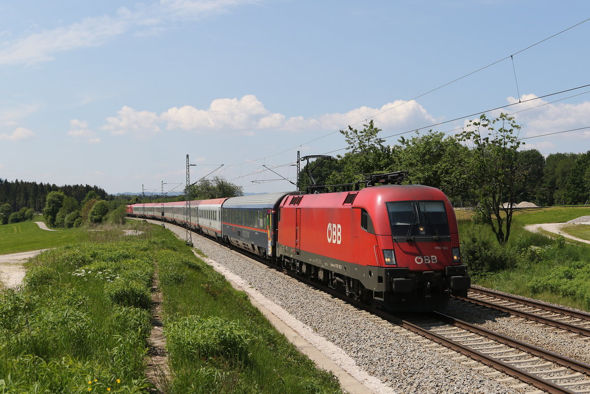1116 163 kam am 19. Mai 2020 mit dem EC 113 auf dem Weg nach Salzburg durch Grabenst�tt im Chiemgau.