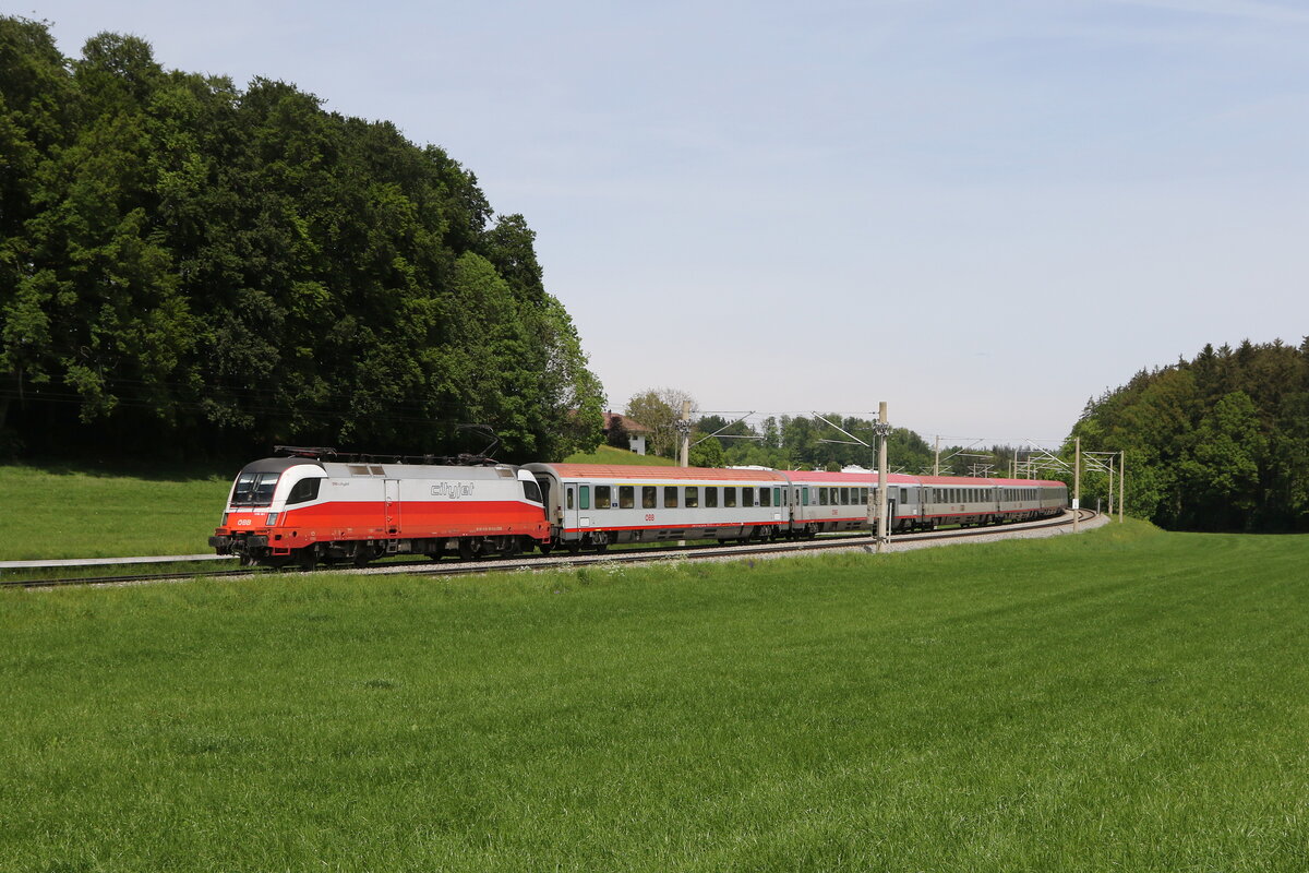 1116 181  City Jet  war mit einem  EC  am 11. Mai 2024 bei Axdorf in Richtung M�nchen unterwegs.













