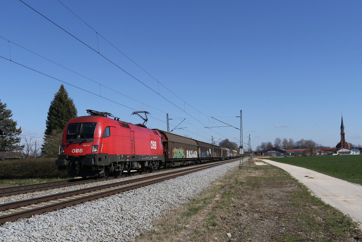 1116 187 mit einem Schiebewandwagenzug aus Salzburg kommend am 23. M�rz 2020 bei �bersee.