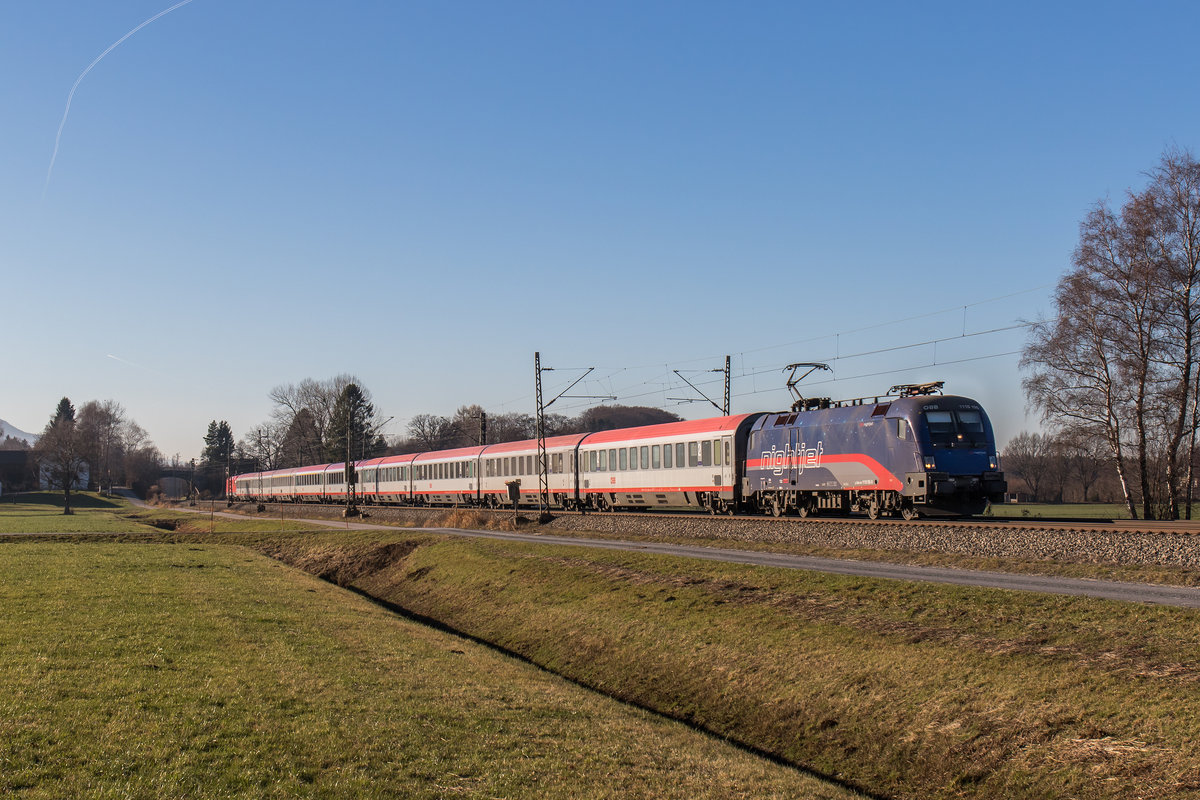 1116 195-9 in neuer  Night Jet -Lackierung am 6. Dezember 2016 bei �bersee am Chiemsee.