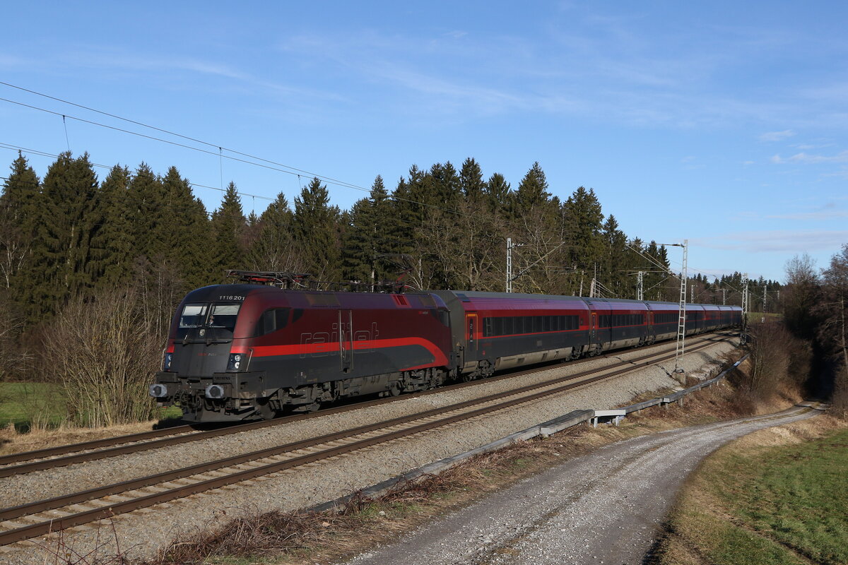 1116 201 aus Salzburg kommend am 27. Dezember 2021 bei Grabenst�tt im Chiemgau.