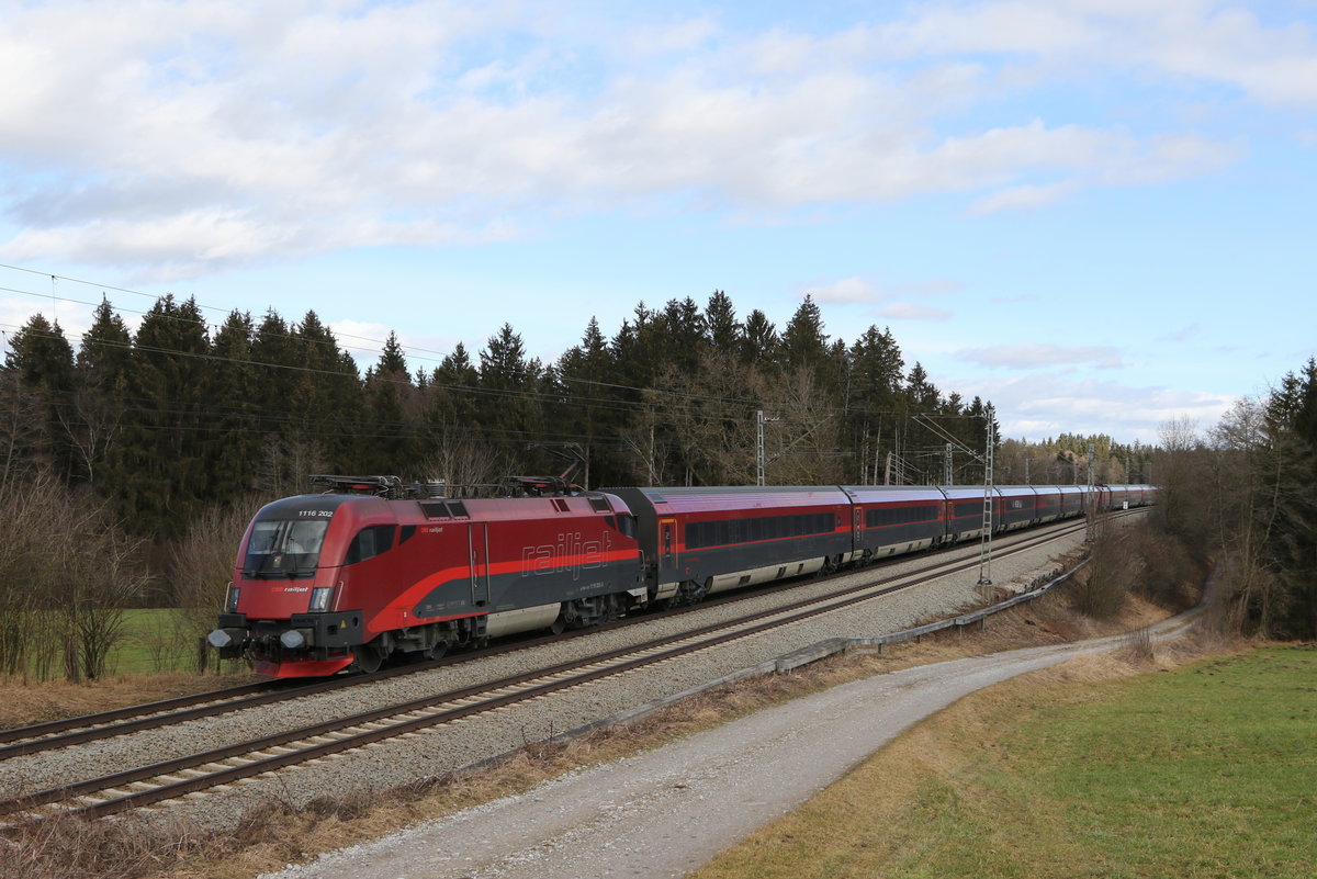 1116 202 mit einem Railjet aus Salzburg kommend am 4. Februar 2021 bei Grabenst�tt.