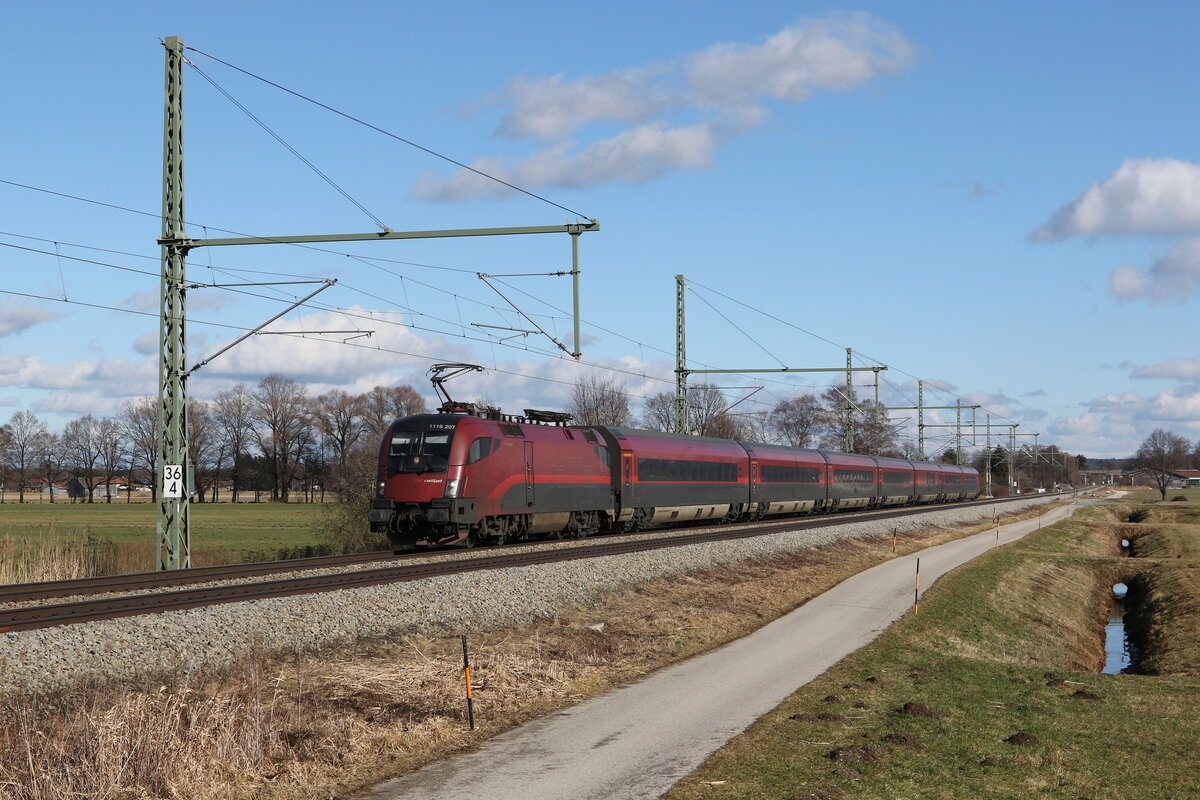 1116 207 mit einem Railjet am 5. Februar 2022 bei �bersee am Chiemsee.