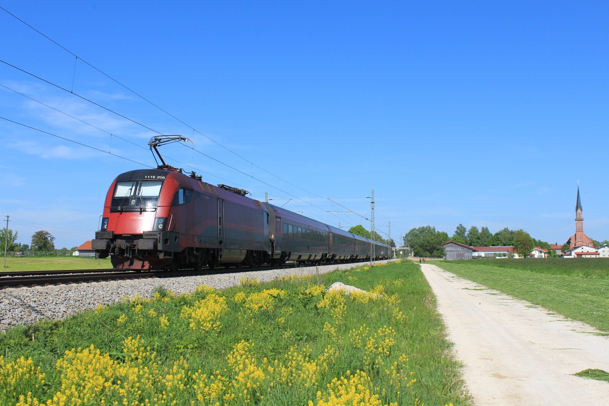 1116 208-0 schiebend auf dem Weg nach Salzburg am 14. Mai 2013 bei �bersee.