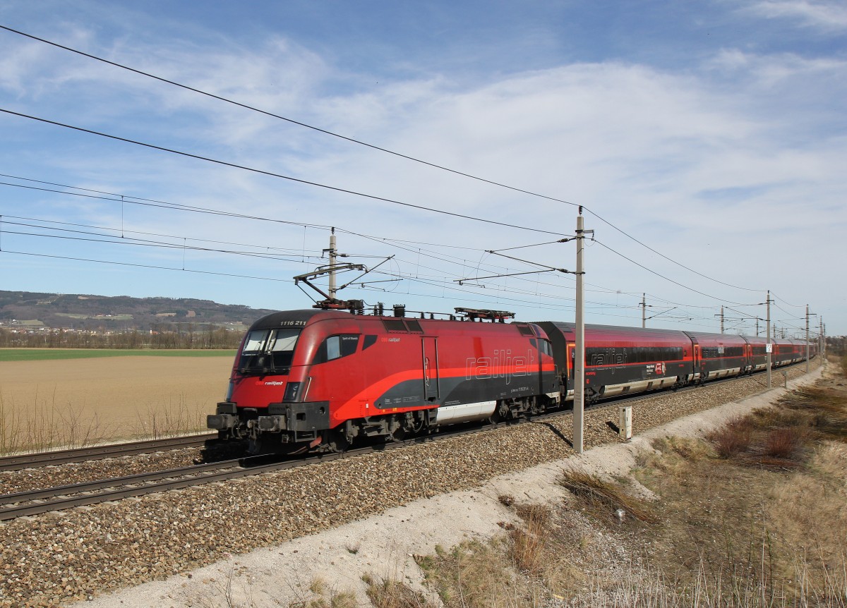 1116 211-4 war am 20. M�rz 2014 bei Gro�sierning in Richtung St. P�lten unterwegs.