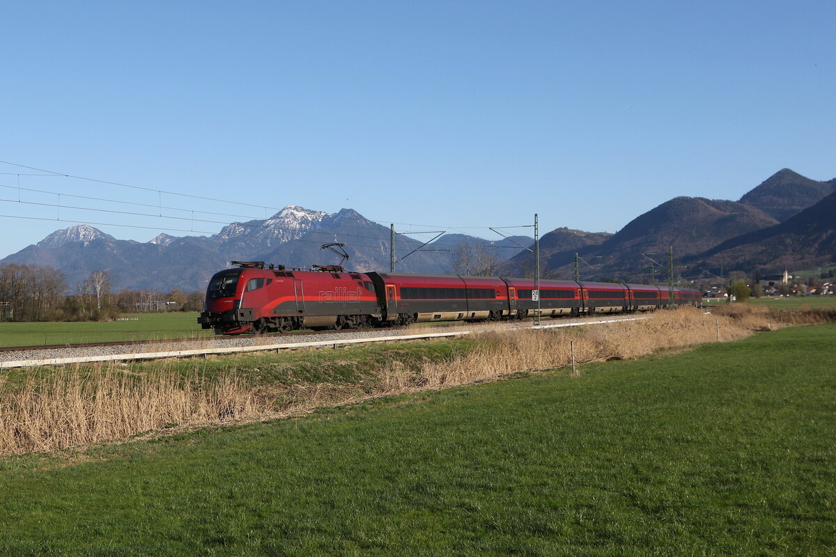 1116 213 aus Salzburg kommend am 8. April 2026 bei Bernau am Chiemsee.