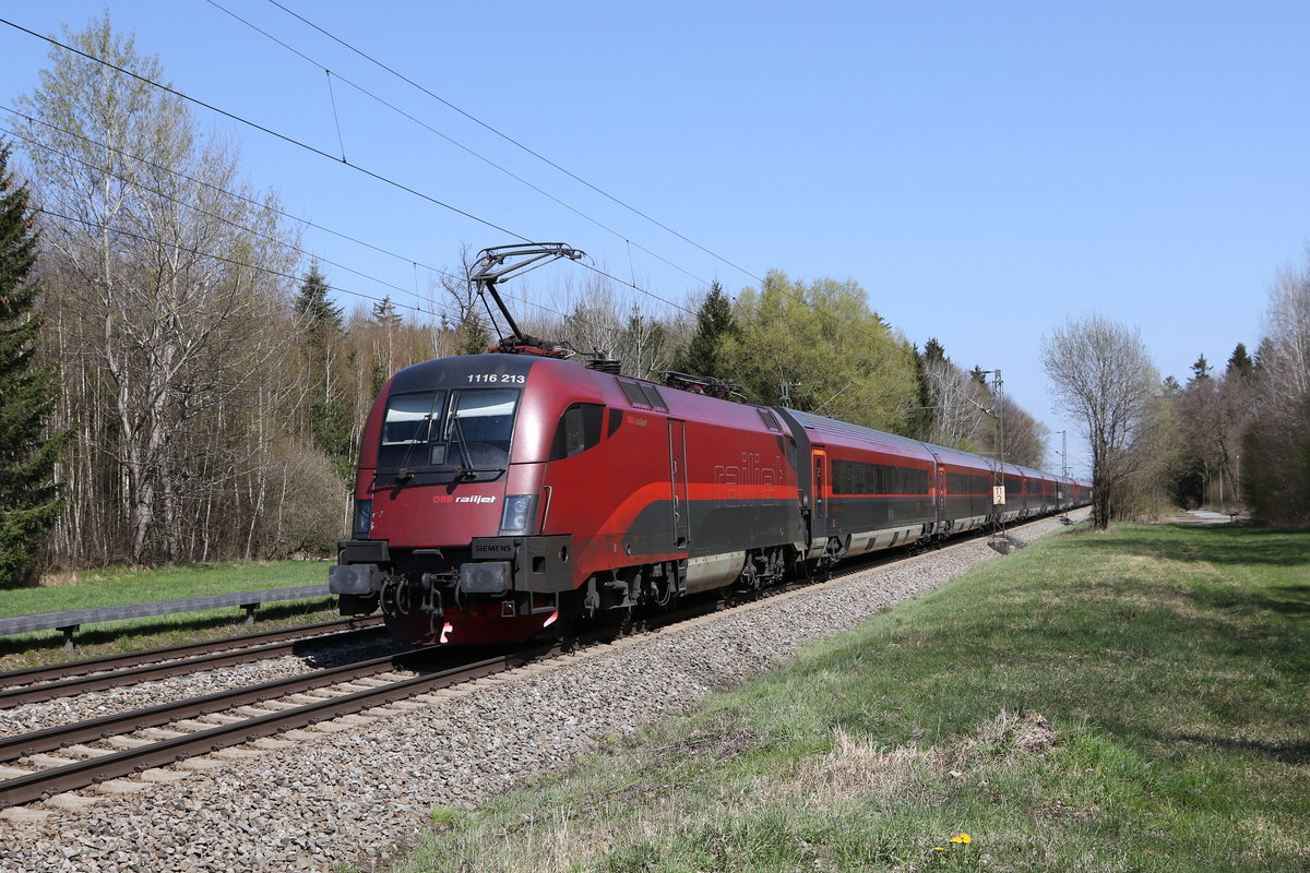1116 213 schiebend am 21. April 2021 bei Brannenburg im Inntal.