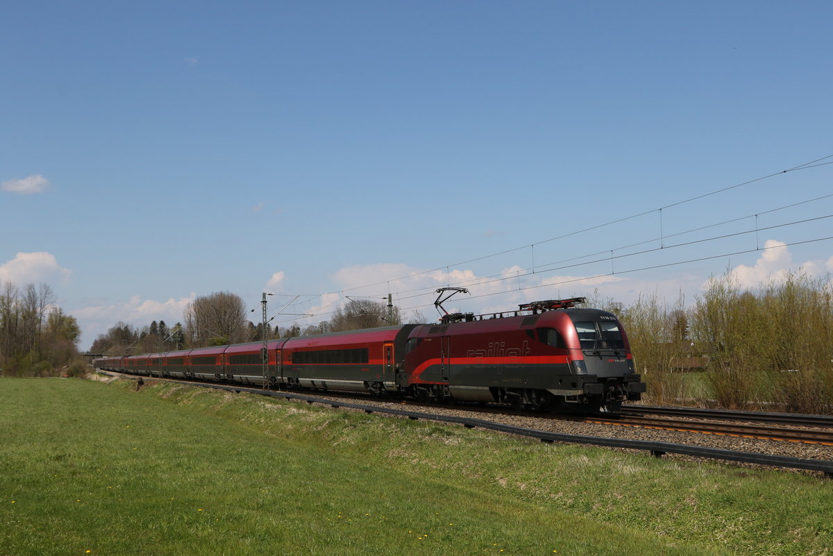 1116 215 war am 21. April 2021 bei Brannenburg im Inntal in Richtung Innsbruck unterwegs.