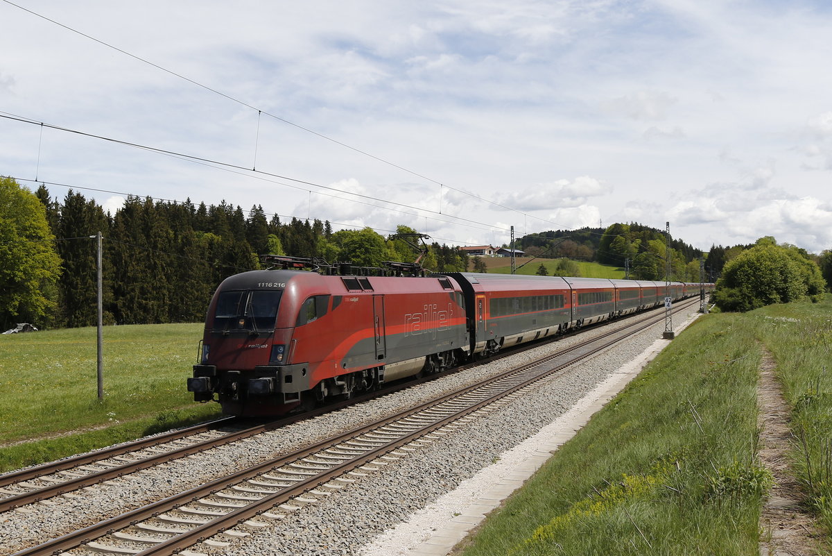 1116 216 mit einer  Railjet-Doppelgarnitur  aus Salzburg kommend am 9. Mai 2019 bei Grabenst�tt.