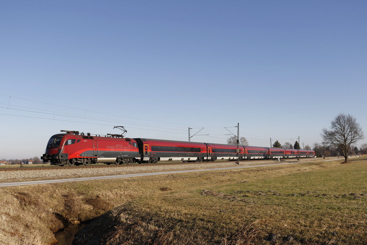 1116 222 mit einem  Railjet  aus Salzburg kommend am 2. Januar 2017 bei �bersee am Chiemsee.