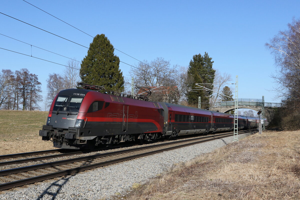 1116 224 aus Salzburg kommend am 8. M�rz 2022 bei �bersee am Chiemsee.