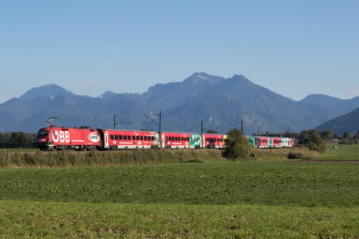 1116 225-4 mit dem  �FB-Rail-Jet  am 1. Oktober 2015 aus Salzburg kommend bei Bernau.