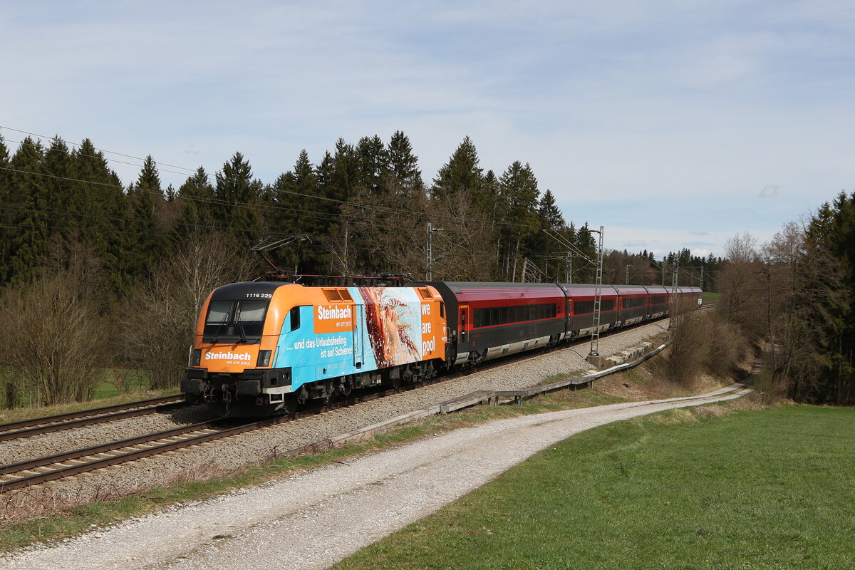 1116 229 schiebend an einem Railjet nach Salzburg. Aufgenommen am 7. April 2022 bei Grabenst�tt im Chiemgau.
