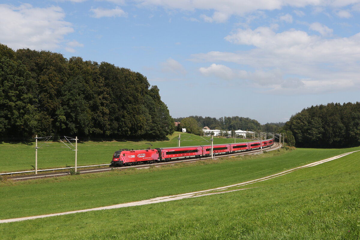 1116 251  100 Jahre �BB  aus Salzburg kommend am 24. September 2024 bei Axdorf.