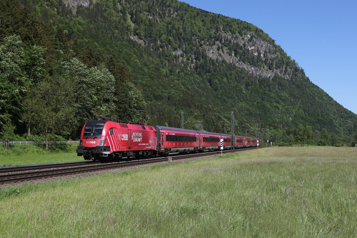 1116 251 mit dem  Jubil�ums-Railjet  auf dem Weg nach Innsbruck am 14. Mai 2024 bei Niederaudorf.