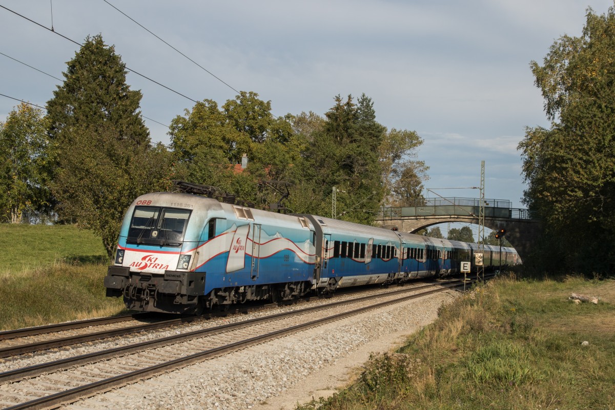 1116 251 mit dem  Ski Austria Railjet  am 3. Oktober 2015 aus Salzburg kommend bei �bersee am Chiemsee.