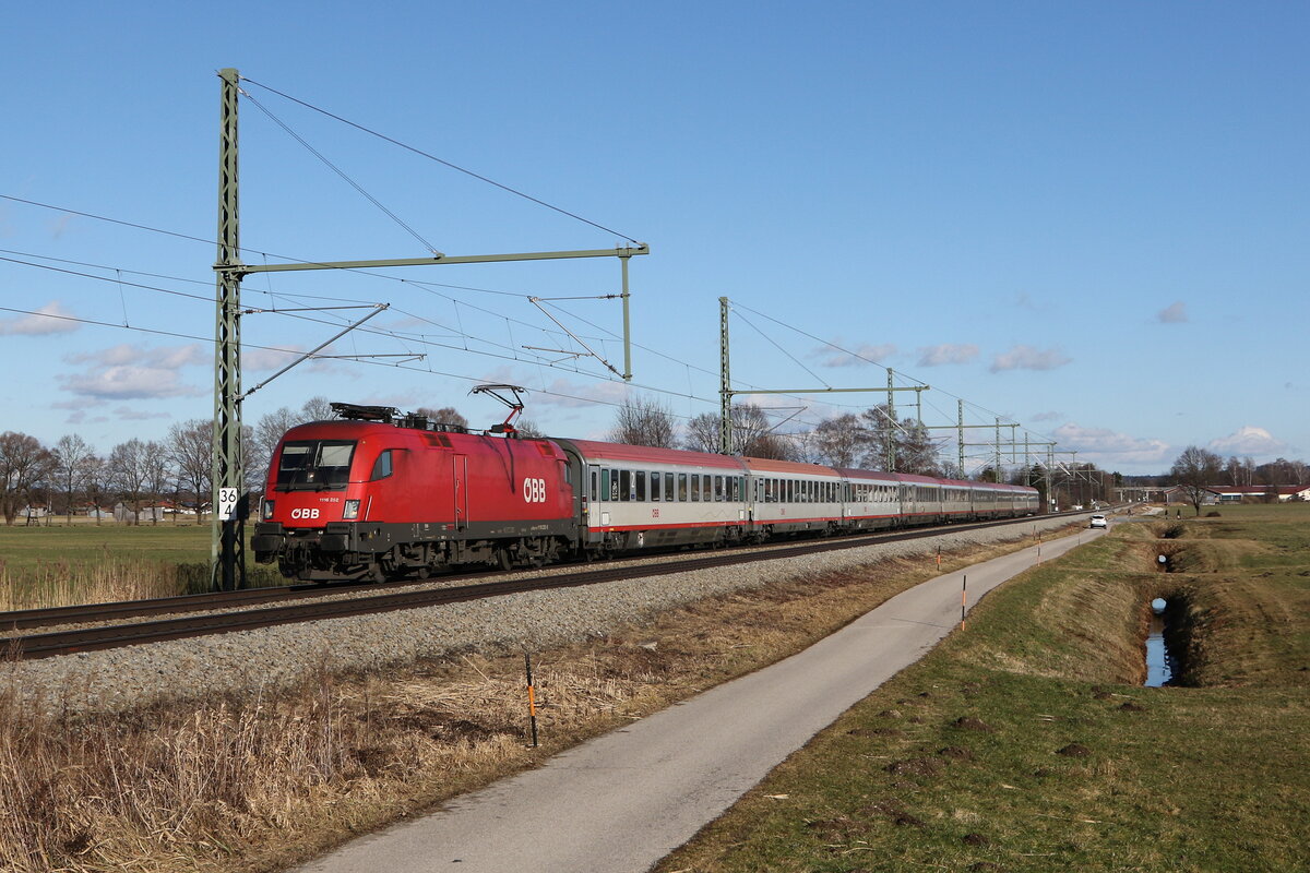 1116 252 zog am 5. Februar 2022 bei �bersee am Chiemsee den  EC 112  nach M�nchen.