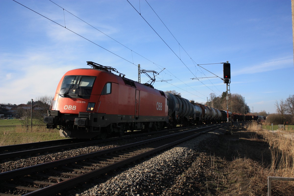 1116 270-8 mit einem gemischten G�terzug am 8. M�rz 2013 bei Bernau am Chiemsee.