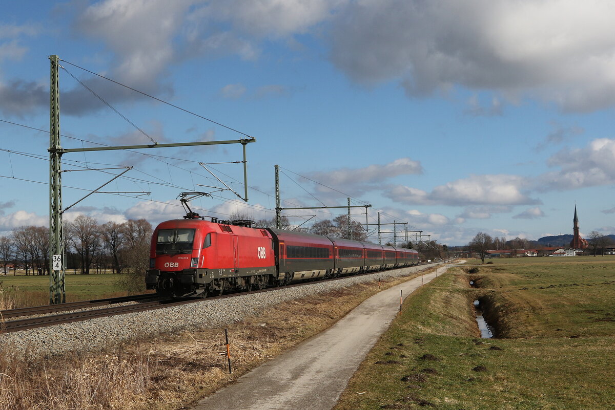 1116 273 schiebend an einem Railjet in Richtung Salzburg am 5. Februar 20222 bei �bersee am Chiemsee.