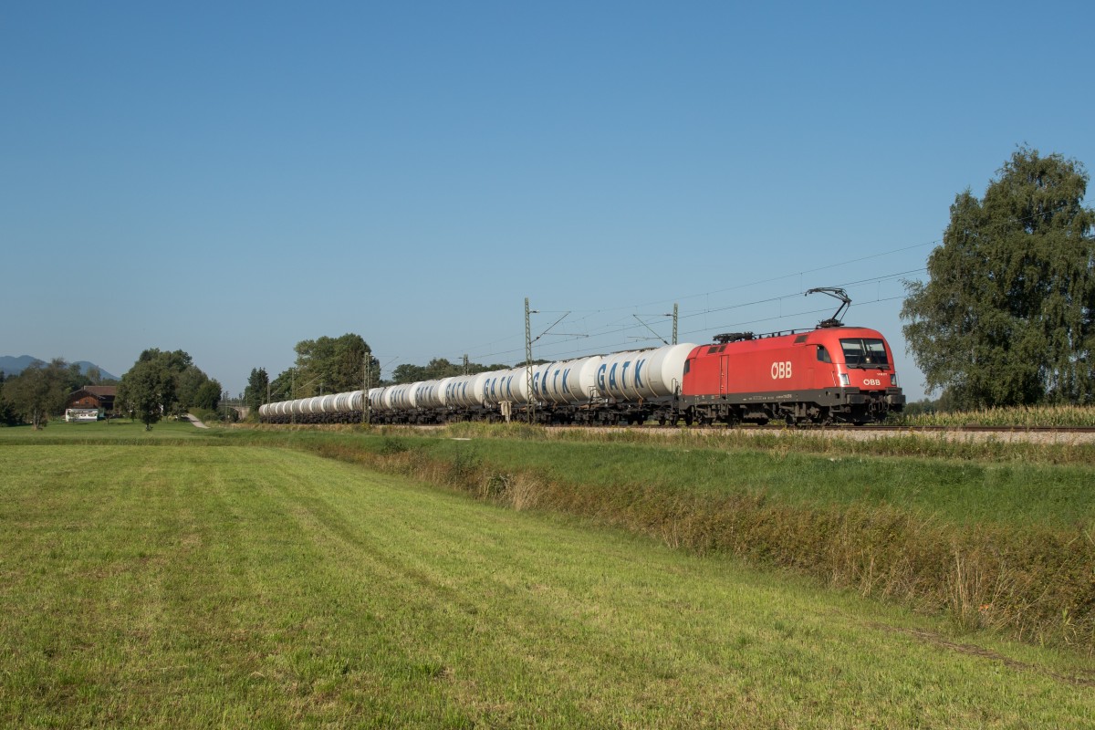 1116 277-5 war mit einem Kesselwagen-Ganzzug am 29. August 2015 bei �bersee in Richtung Salzburg unterwegs.