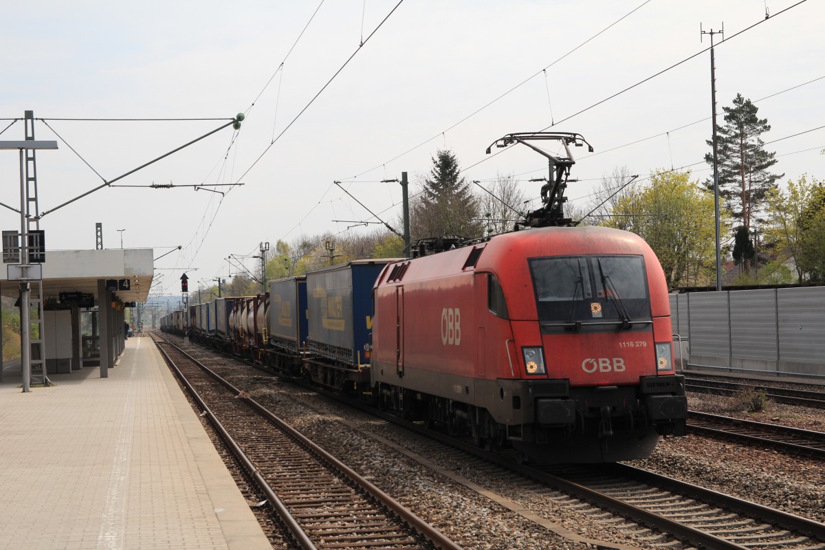 1116 279-9 war mit dem  Walter-Zug  am 12. April 2014 bei Zorneding in Richtung M�nchen unterwegs.