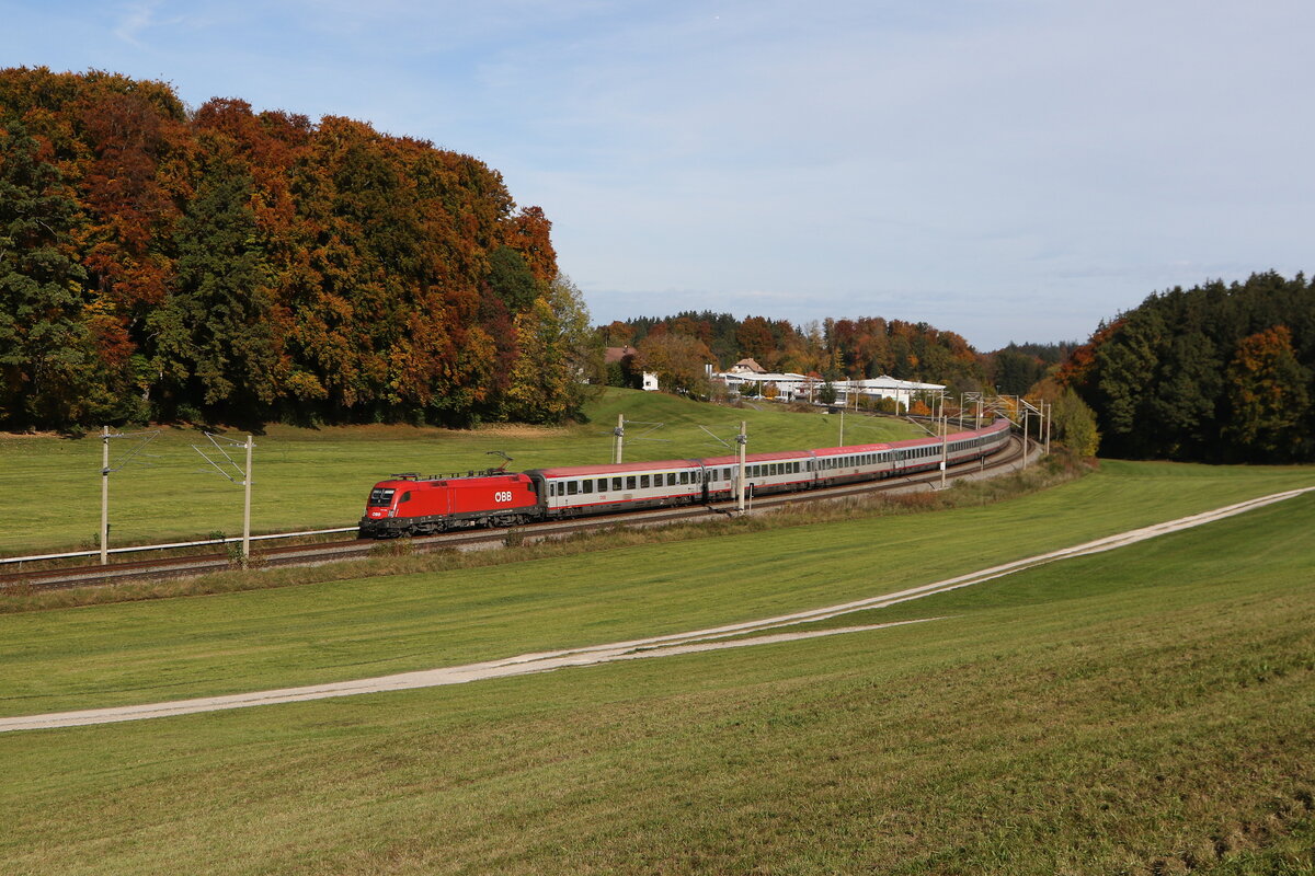 1116 280 war mit einem  EC  am 21. Oktober 2025 bei Axdorf im Chiemgau in Richtung M�nchen unterwegs.