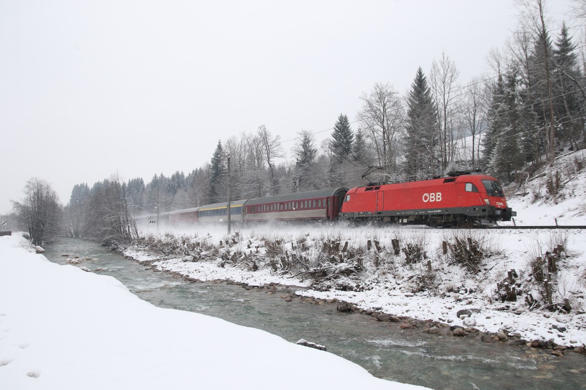 1116 281-7 mit einem Sonderzug aus Kitzb�hel kommend am 24. Januar 2015 kurz nach St. Johann.