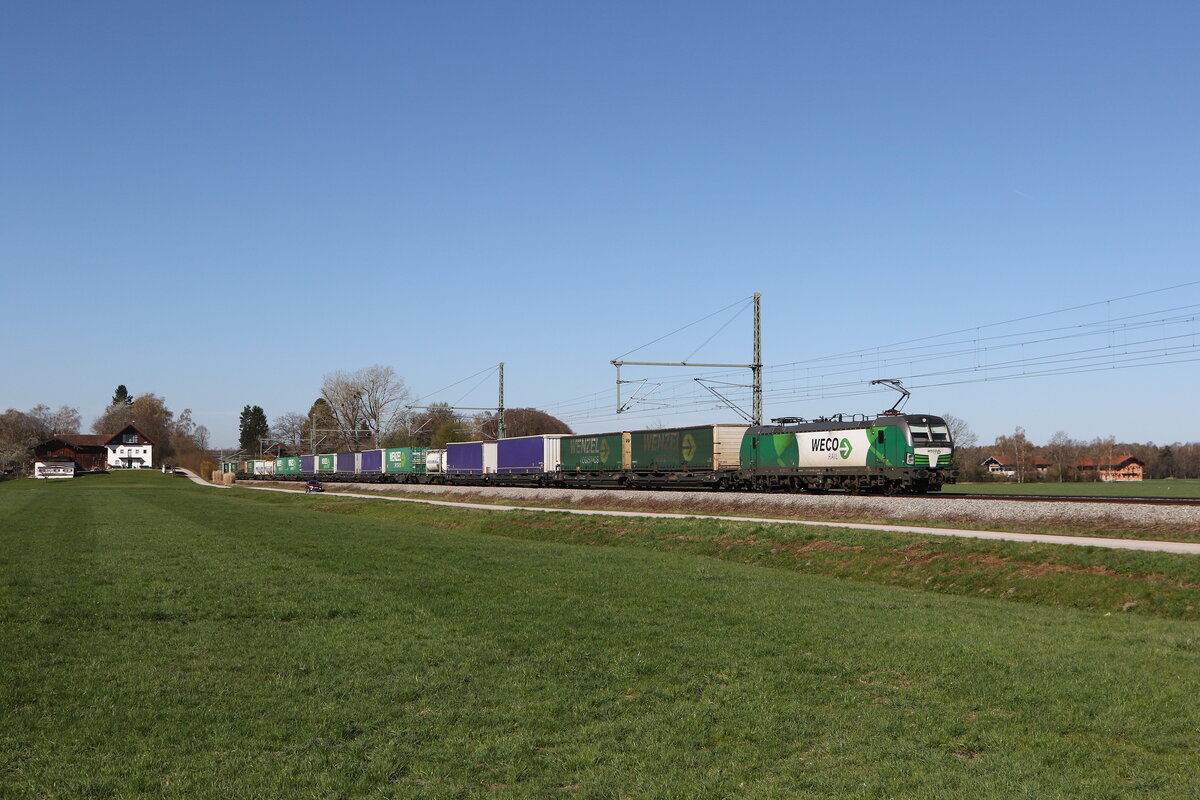 1193 901 von  WECO-RAIL  war mit dem  WENZEL-KLV  am 8. April 2026 bei �bersee am Chiemsee in Richtung Salzburg unterwegs.