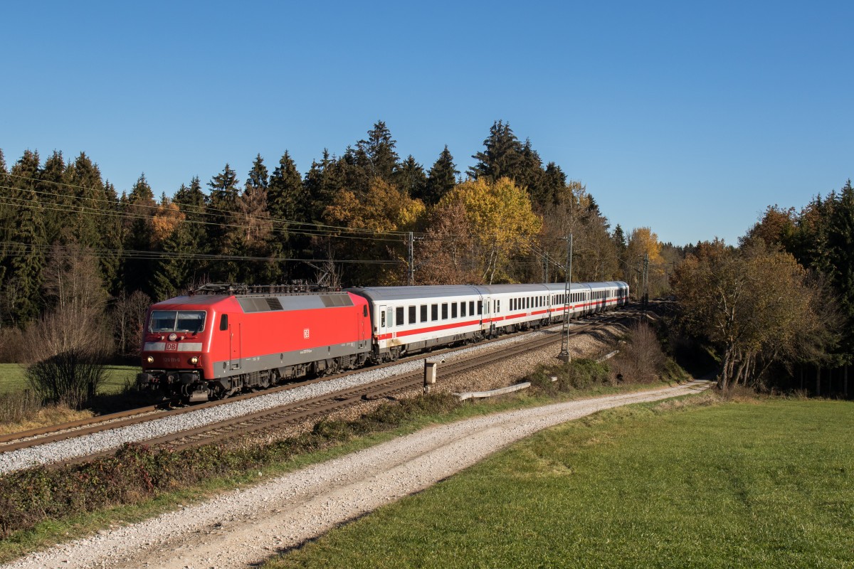 120 111-0 aus Freilassing kommend am 3. November 2015 bei Grabenst�tt.