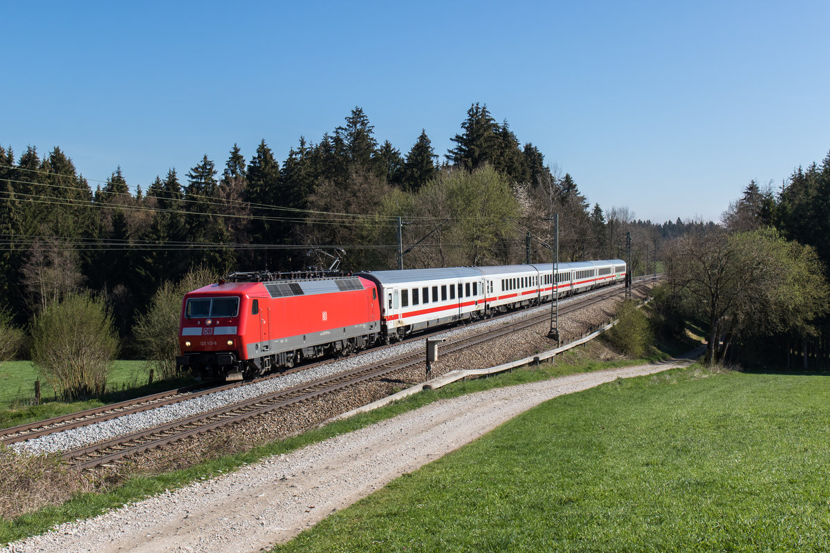120 112-8 mit dem  IC K�nigssee  am 11. April 2016 aus Berchtesgaden kommend bei Sossau.