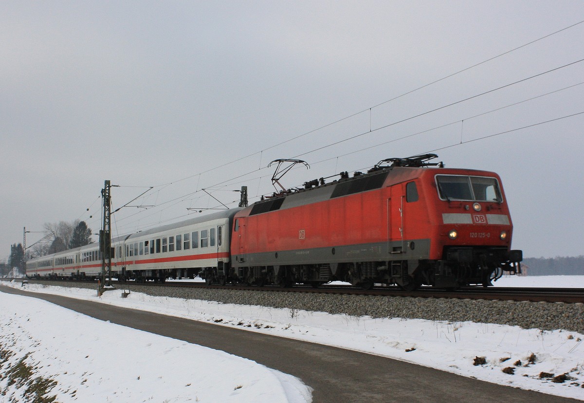 120 125-0 bringt am 6. Januar 2013 den  IC K�nigssee  nach Berchtesgaden. Aufgenommen bei �bersee am Chiemsee.