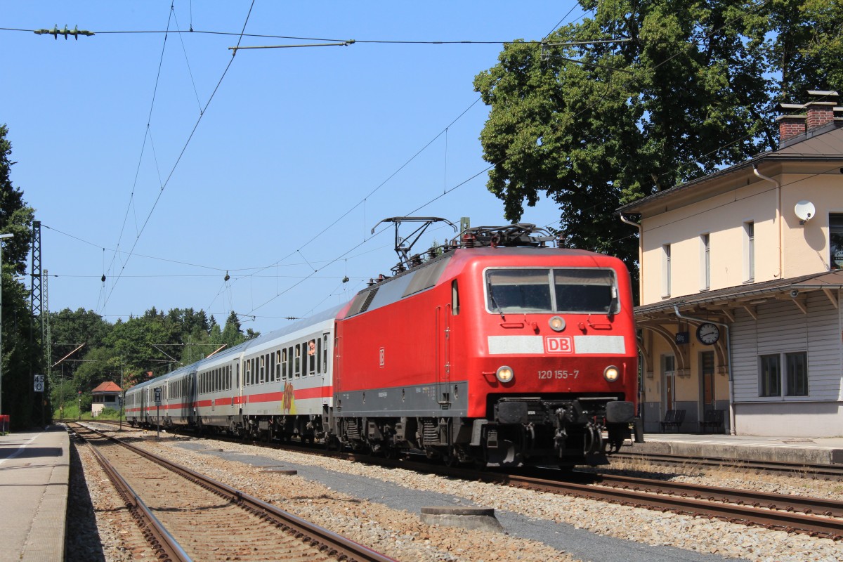 120 155-7 mit dem  IC K�nigssee  am 5. August 2013 im Bahnhof von Assling.