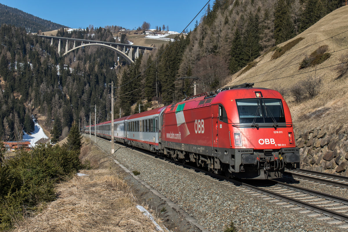 1216 011-7 auf dem Weg zum Brenner am 19. M�rz 2016 bei St. Jodok.
