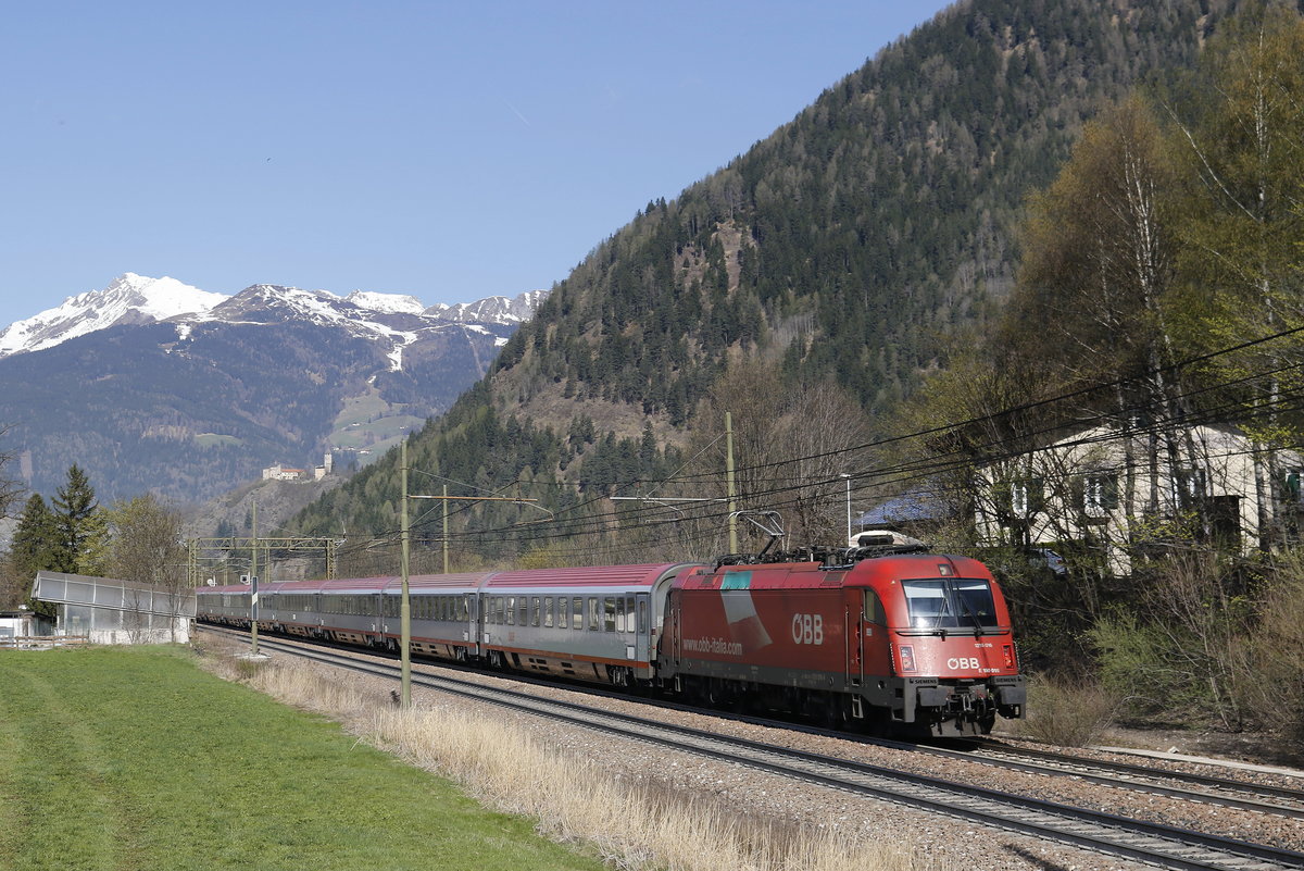 1216 016 mit einem EC auf dem Weg nach Verona. Aufgenommen am 8. April 2017 bei Freienfeld/Campo die Trens  in S�dtirol.
